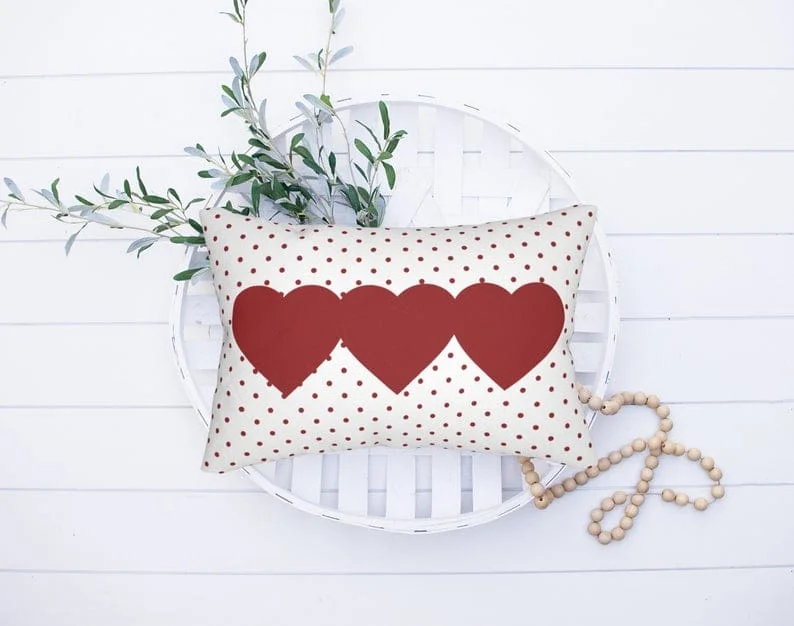 7. Almohada roja con corazón de estilo granjero para el Día de San Valentín