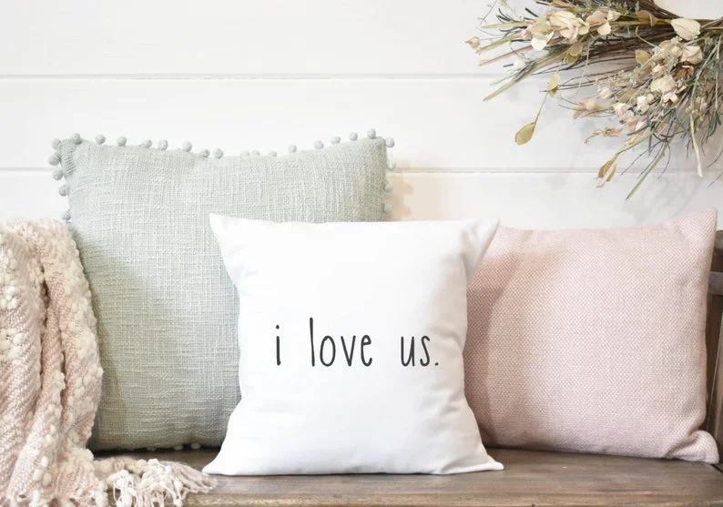 15. Almohada con la inscripción "Te amo a nosotros" con textura de terciopelo suave
