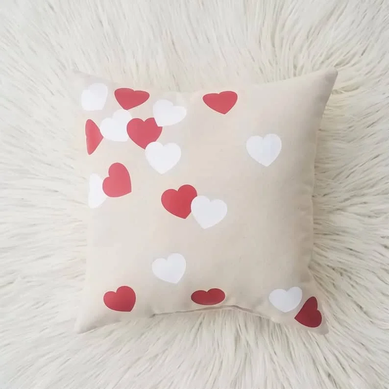 12. Almohada con confeti y corazón