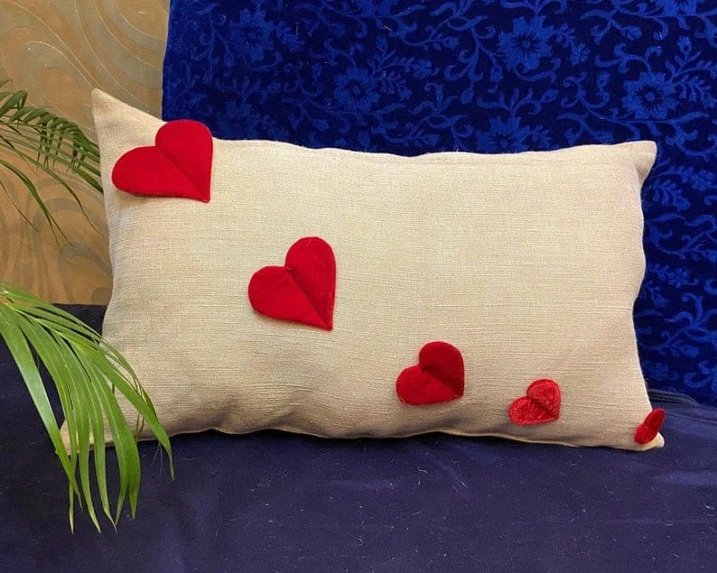 13. Almohada con la inscripción "Feliz Día de San Valentín"