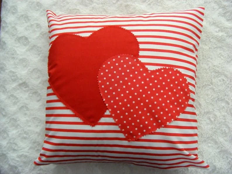 9. Almohada con la inscripción "Feliz Día de San Valentín"