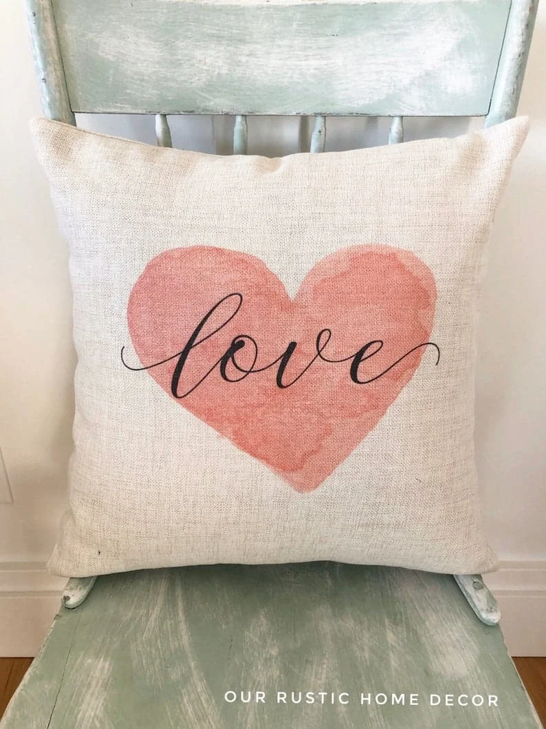 2. Almohada con la inscripción "amor"