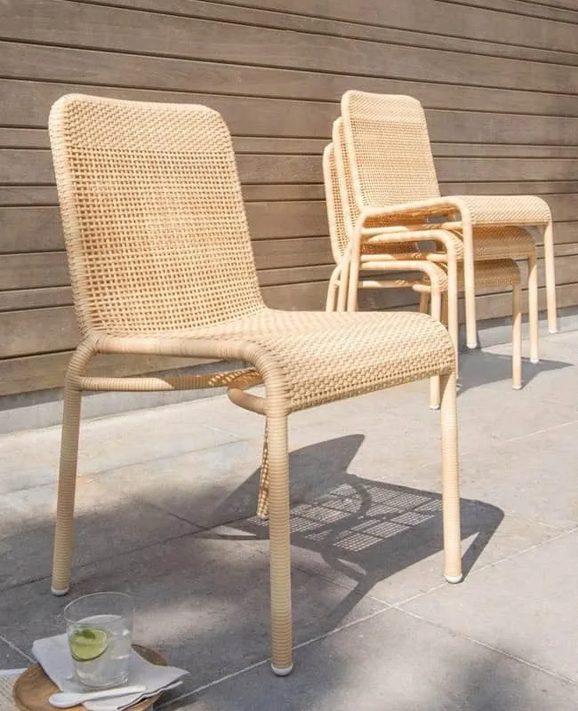 Ästhetische Stühle aus natürlichen Materialien für den Garten