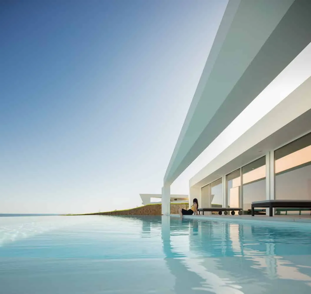 葡萄牙普拉亚达卢扎的卡拉萨家庭院，由马里奥·马丁斯工作室设计