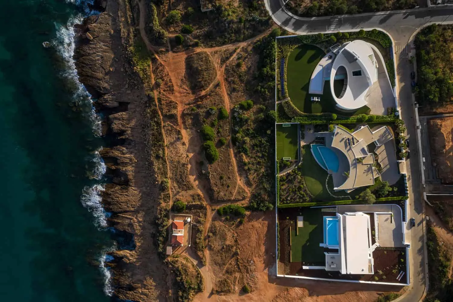 葡萄牙普拉亚达卢扎的卡拉萨家庭院，由马里奥·马丁斯工作室设计