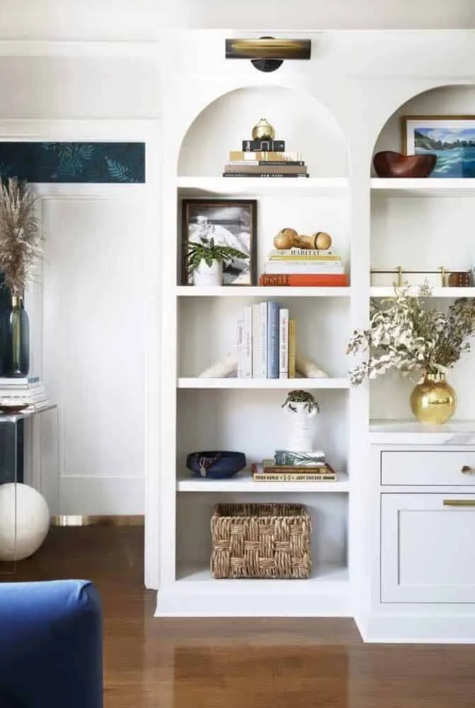Переваги білих книжкових полиць як ідеальний вибір