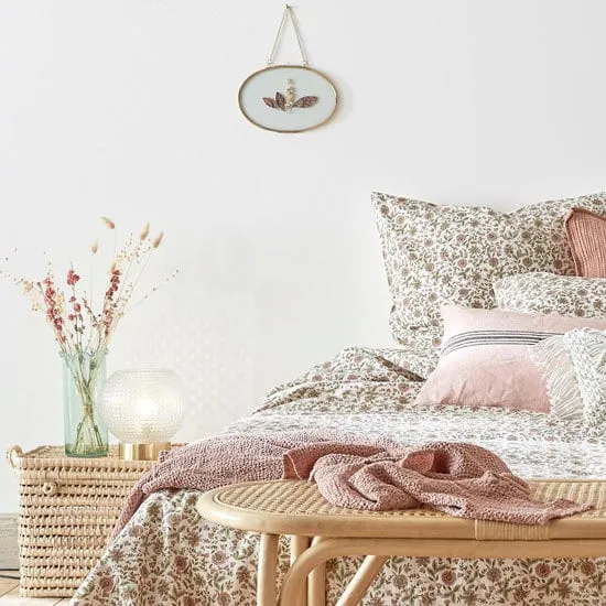 展示您喜爱的花朵在干花画框中