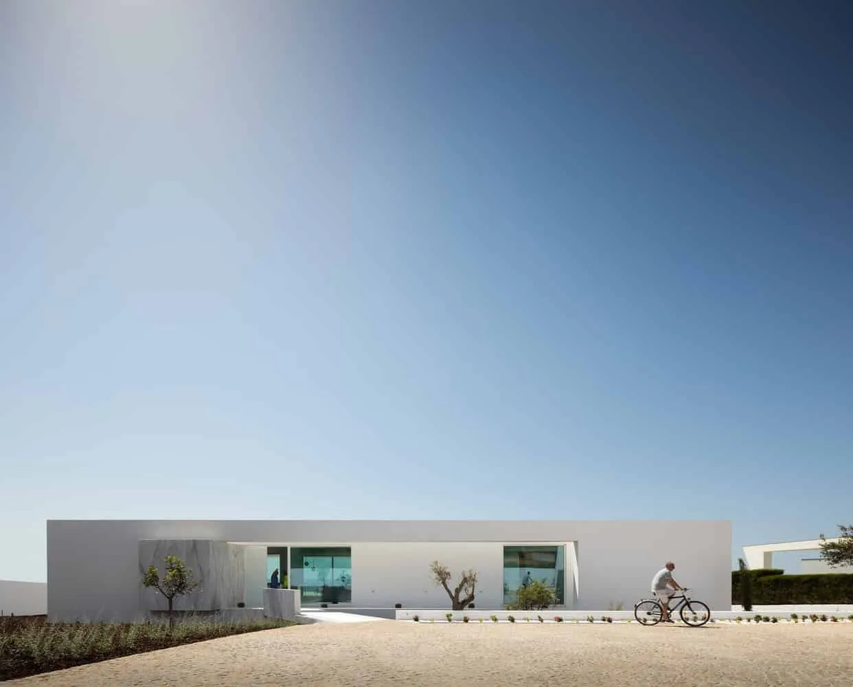 葡萄牙普拉亚达卢扎的卡拉萨家庭院，由马里奥·马丁斯工作室设计