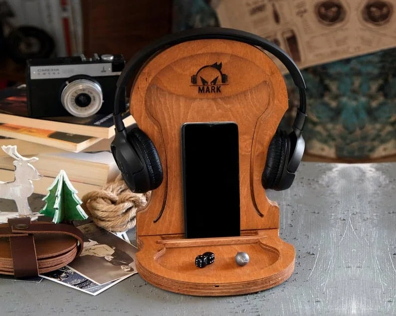 6. Estación de carga personalizable de madera y soporte para auriculares