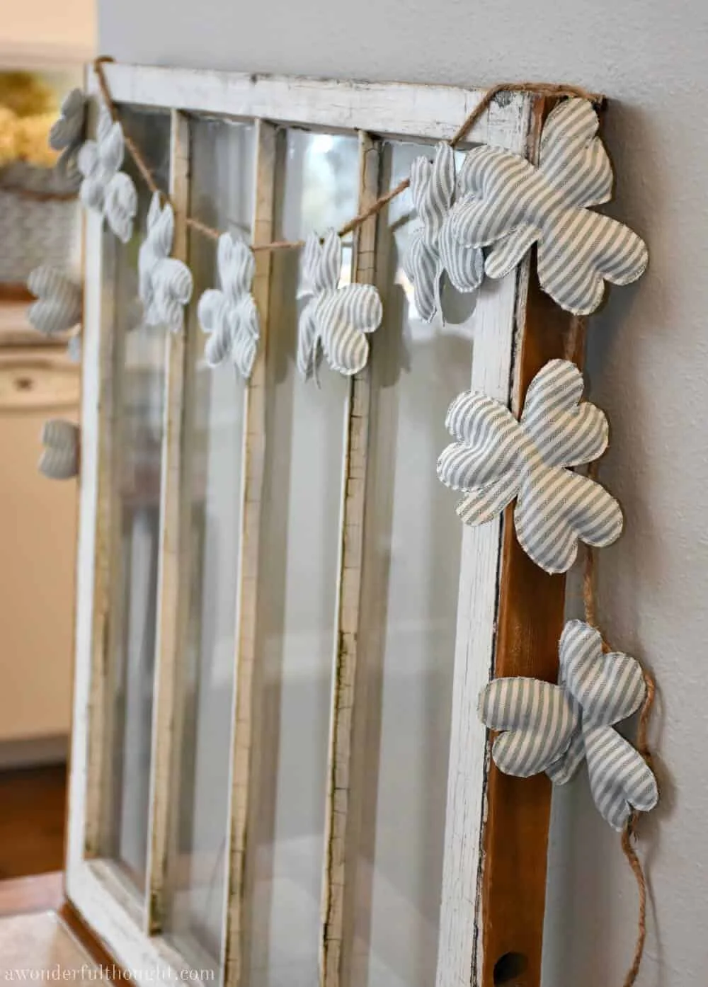 9. Guirnlanda con clover de tres hojas en estilo granjero