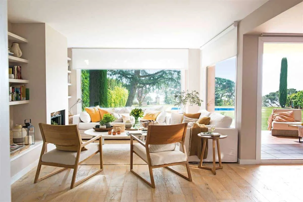 2. LIVING ROOM WITH LARGE WINDOWS TO THE GARDEN