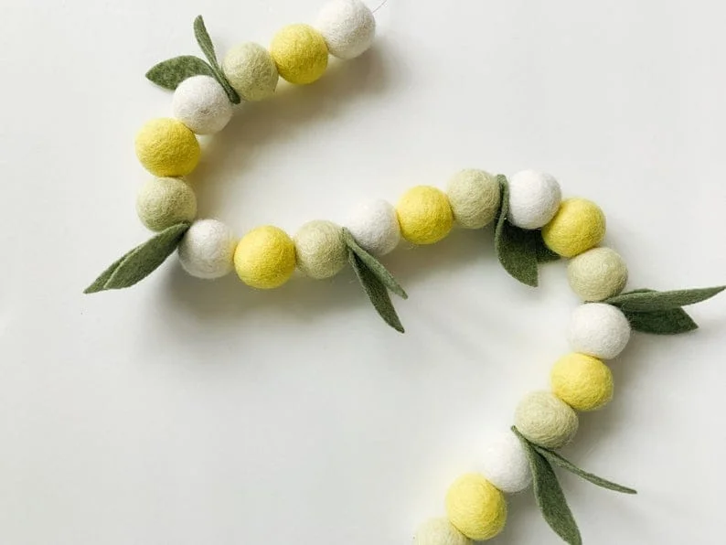 2. 毛绒材质柠檬造型花环