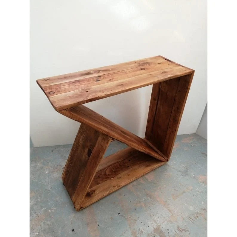 9. Asymmetrischer Seitentisch aus Paletten