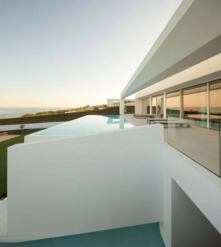 葡萄牙普拉亚达卢扎的卡拉萨家庭院，由马里奥·马丁斯工作室设计