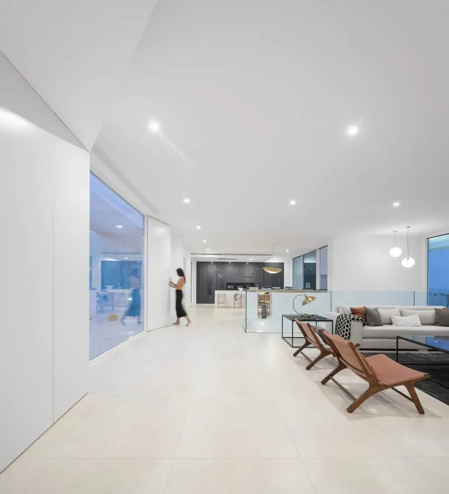 葡萄牙普拉亚达卢扎的卡拉萨家庭院，由马里奥·马丁斯工作室设计