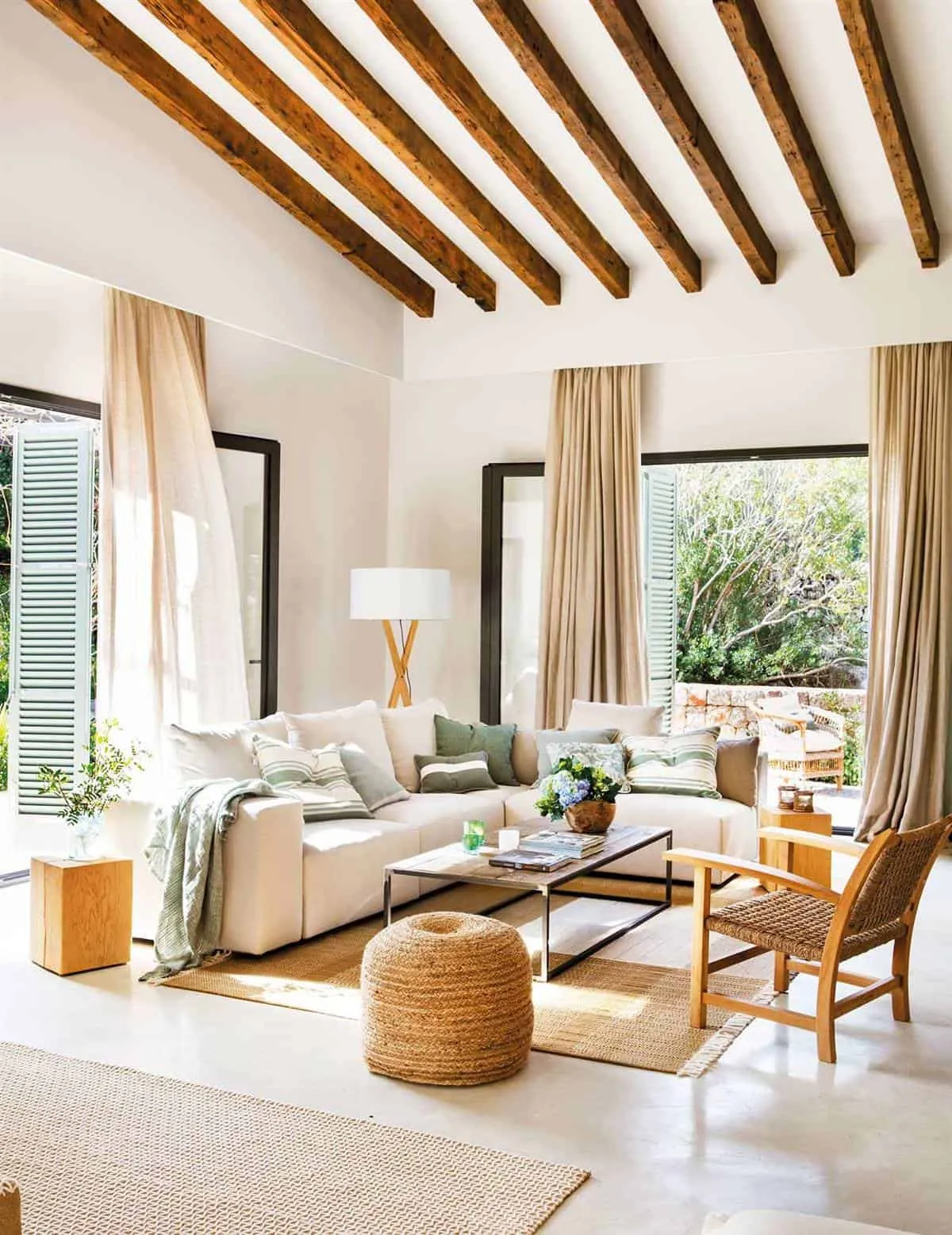 8. LIVING ROOM WITH A CORNER SOFA