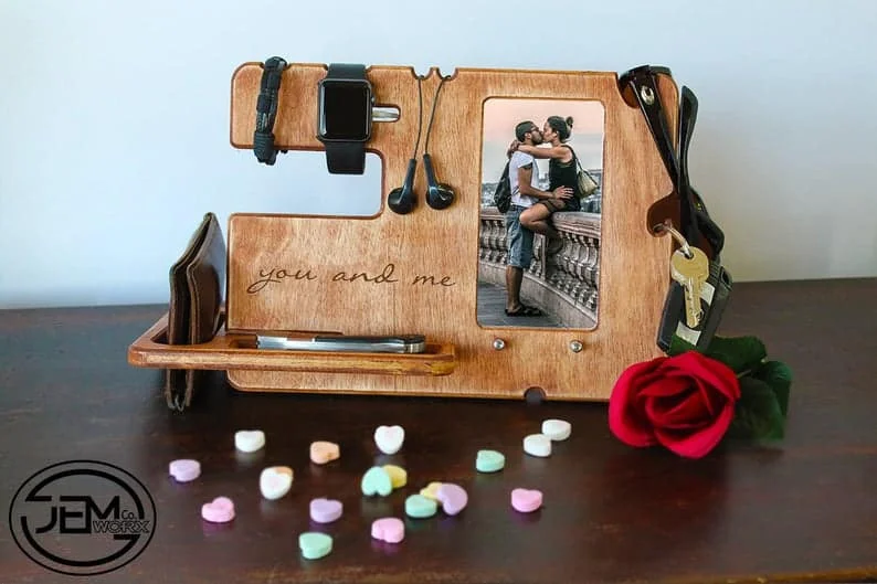 11. Cartera, teléfono, soporte para reloj y organizador