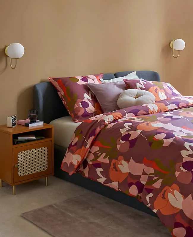 带储物空间的成人卧室床