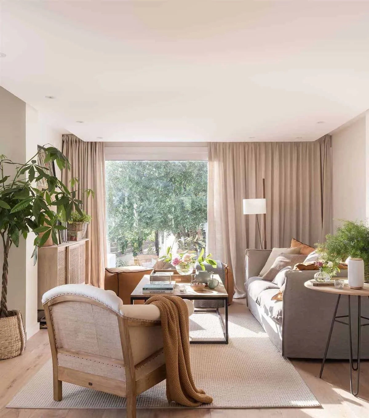 5. VERY WELL DECORATED ROOM WITH VERY COZY CURTAINS