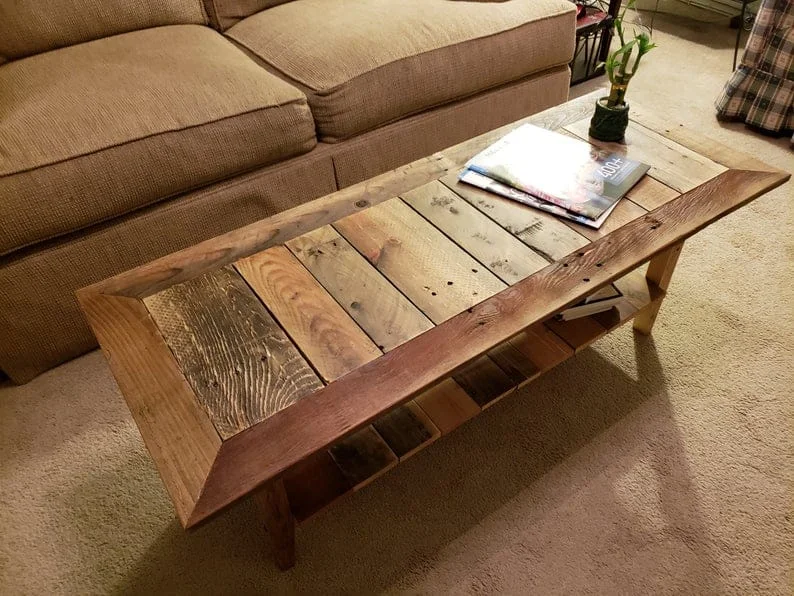 10. Bastelprojekte aus Paletten – Nachtisch-Tisch