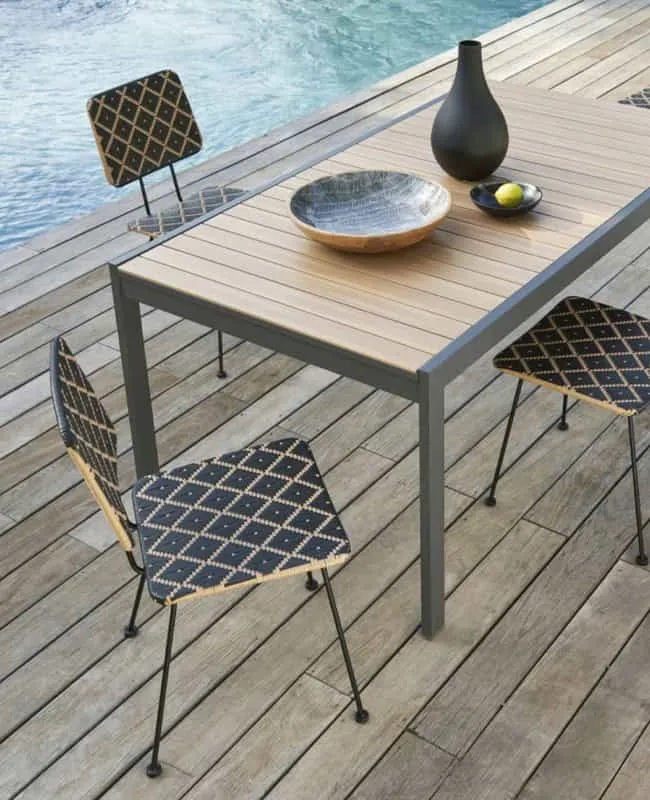 Ästhetische Stühle aus natürlichen Materialien für den Garten