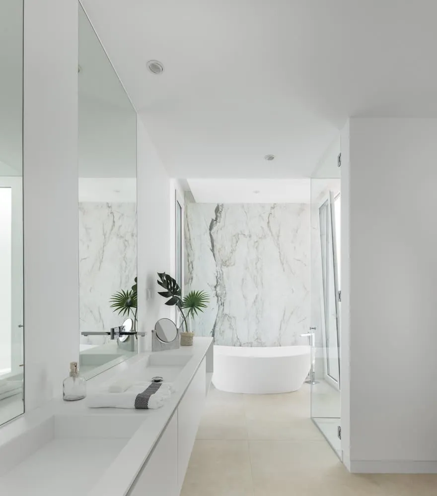 葡萄牙普拉亚达卢扎的卡拉萨家庭院，由马里奥·马丁斯工作室设计