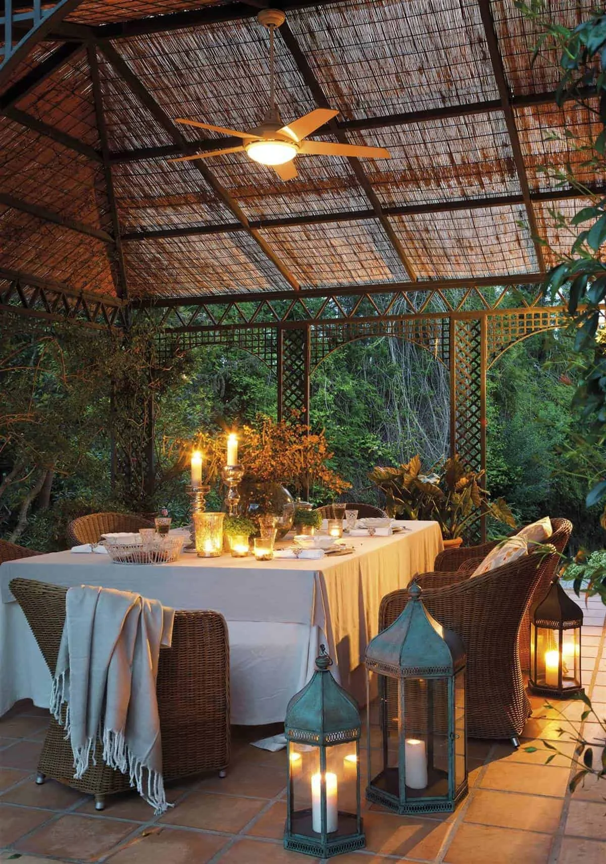 3. MESA EXTERIOR ILUMINADA PARA UN ALMUERZO LARGO