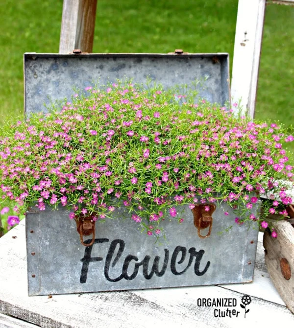 13. Señal pintada de caja metálica