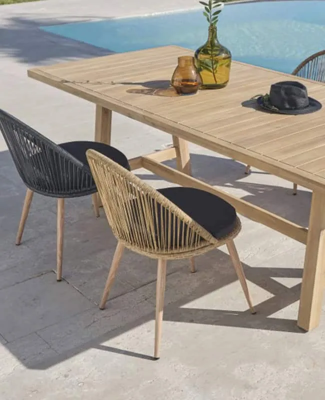 Ästhetische Stühle aus natürlichen Materialien für den Garten