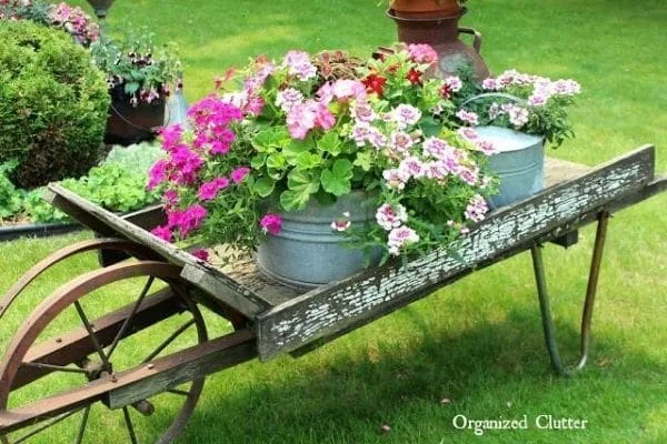 13. Dorf-DIY-Gartendekorationen – Planter aus einem Wagen