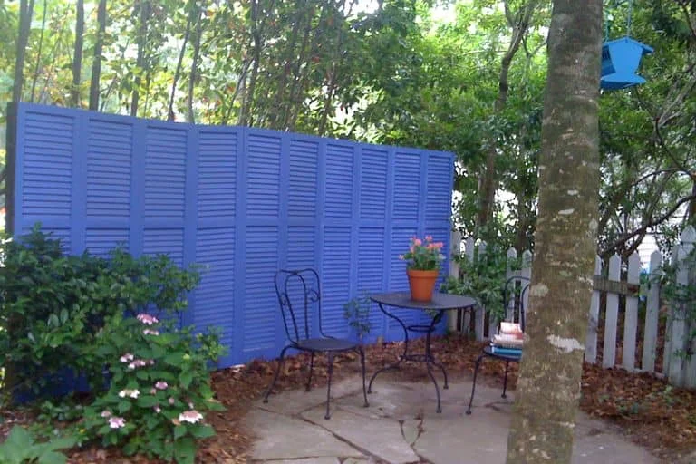 15. Valla reciclada de persianas