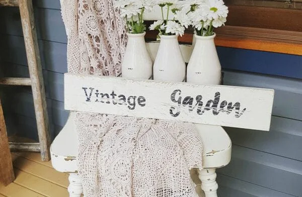 9. SEÑALES VINTAJE SENCILLAS HECHAS CON PALETAS PARA EL JARDÍN