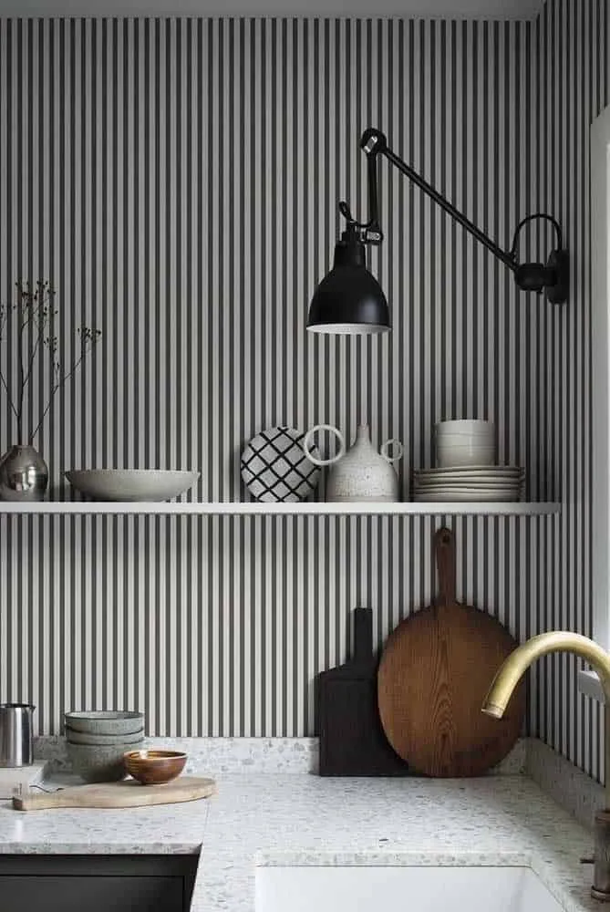 Преимущества обоя с полосами