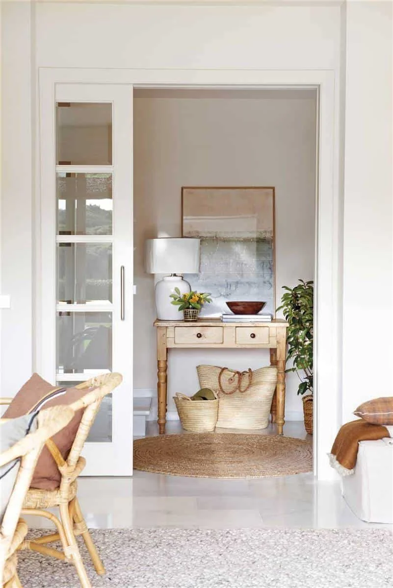 3. UTILIZA CESTAS Y CESTOS PARA REFRESCAR LA ENTRADA ESTE VERANO