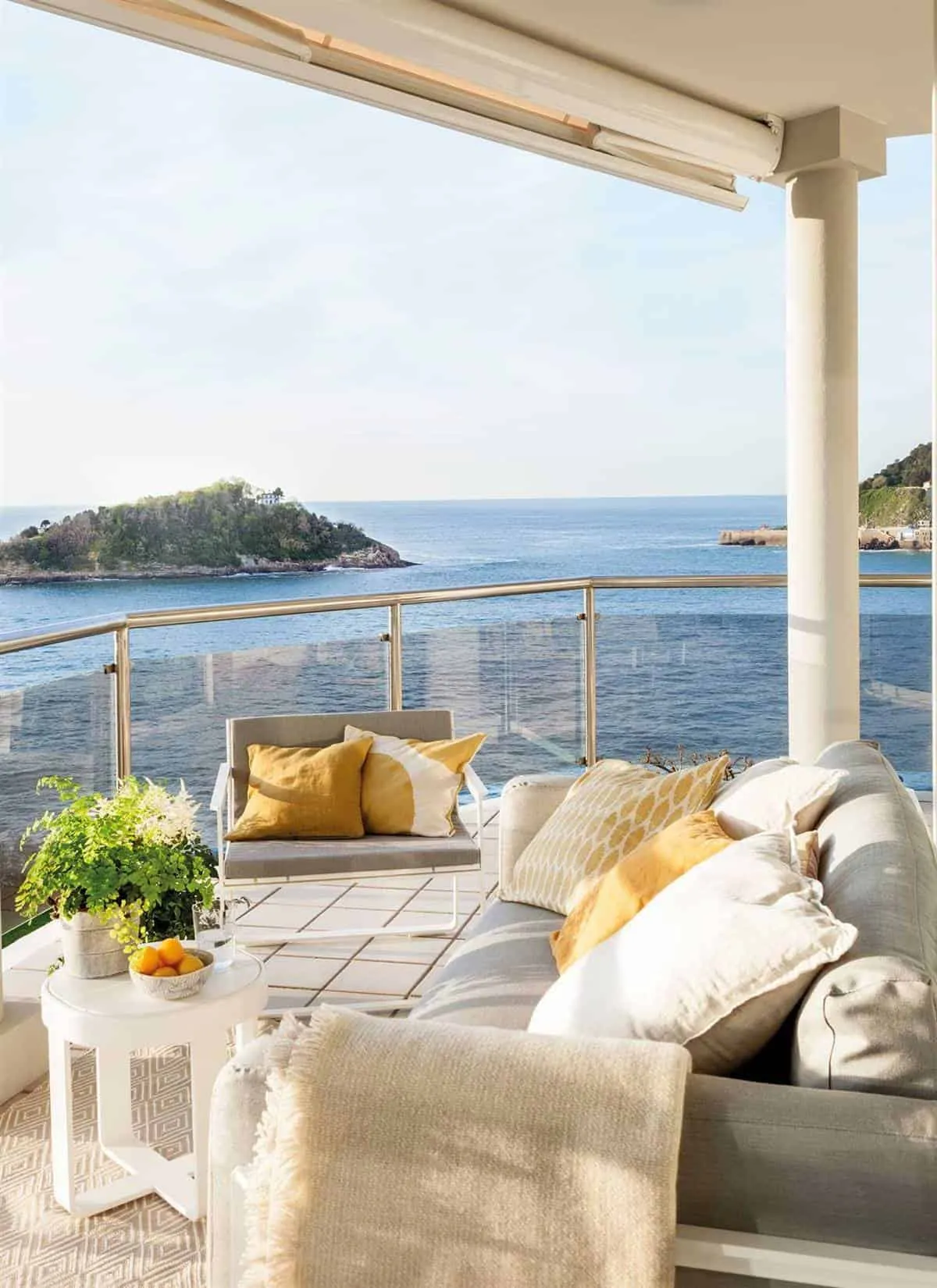BALCONY WITH A VIEW OF LA CONCHA BAY