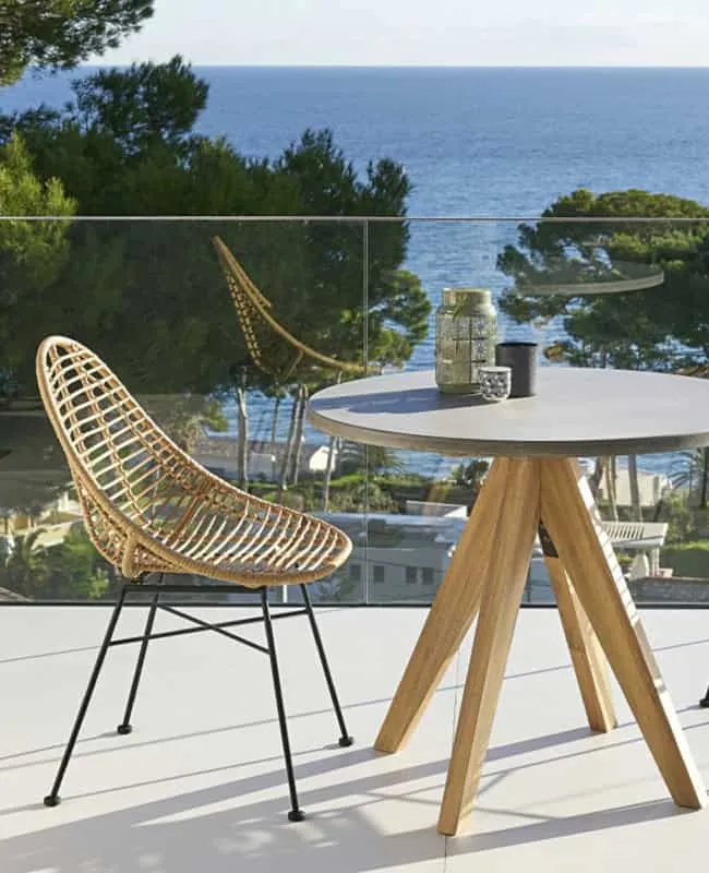 Ästhetische Stühle aus natürlichen Materialien für den Garten