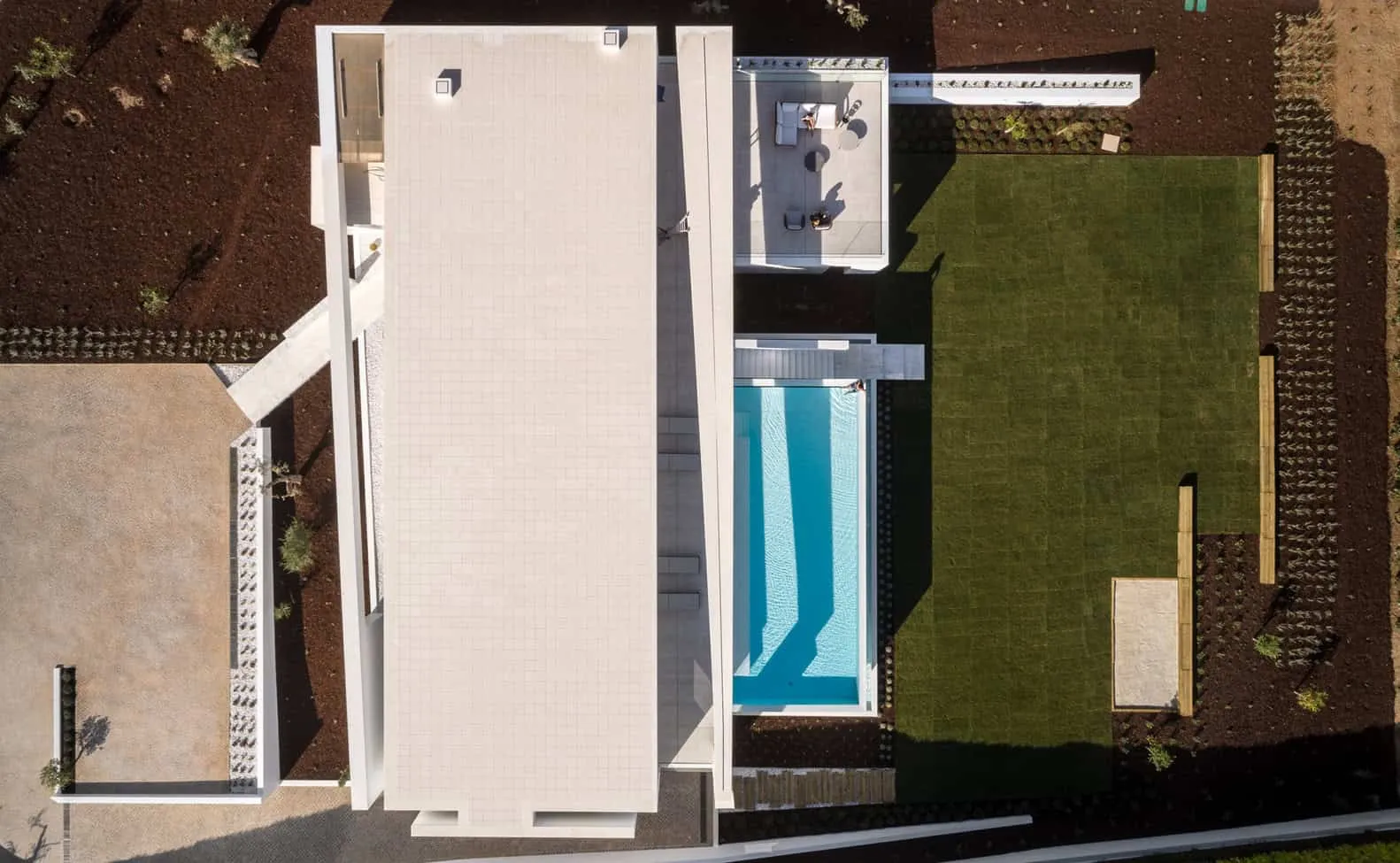 葡萄牙普拉亚达卢扎的卡拉萨家庭院，由马里奥·马丁斯工作室设计