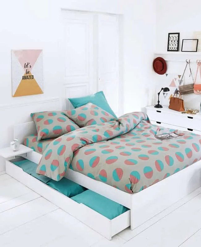 带储物空间的成人卧室床