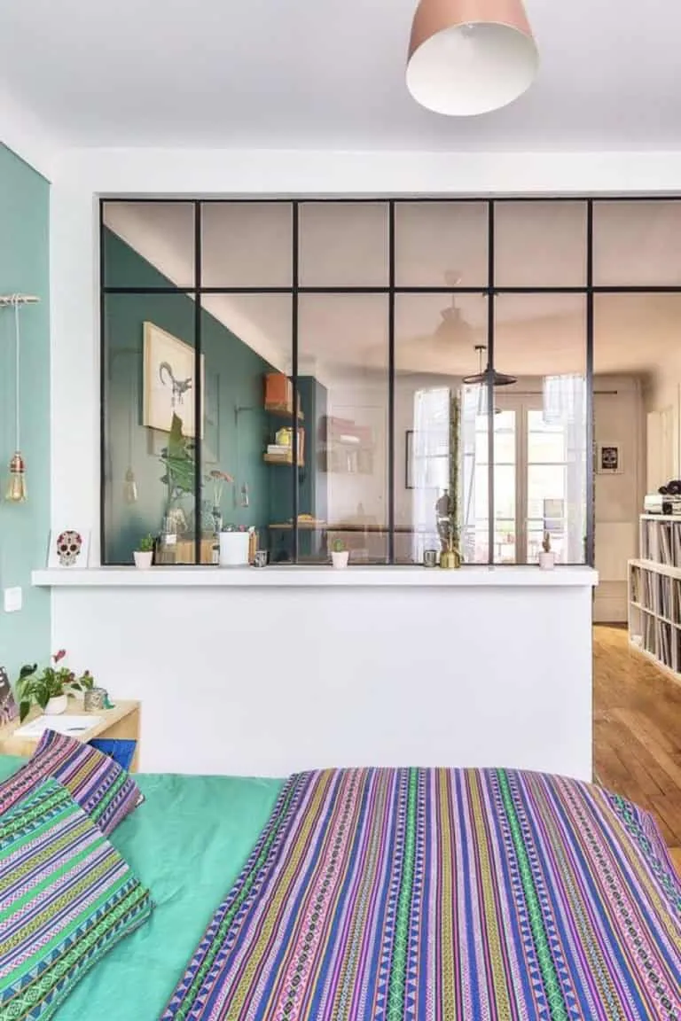 现代玻璃天花板在卧室作为装饰理念