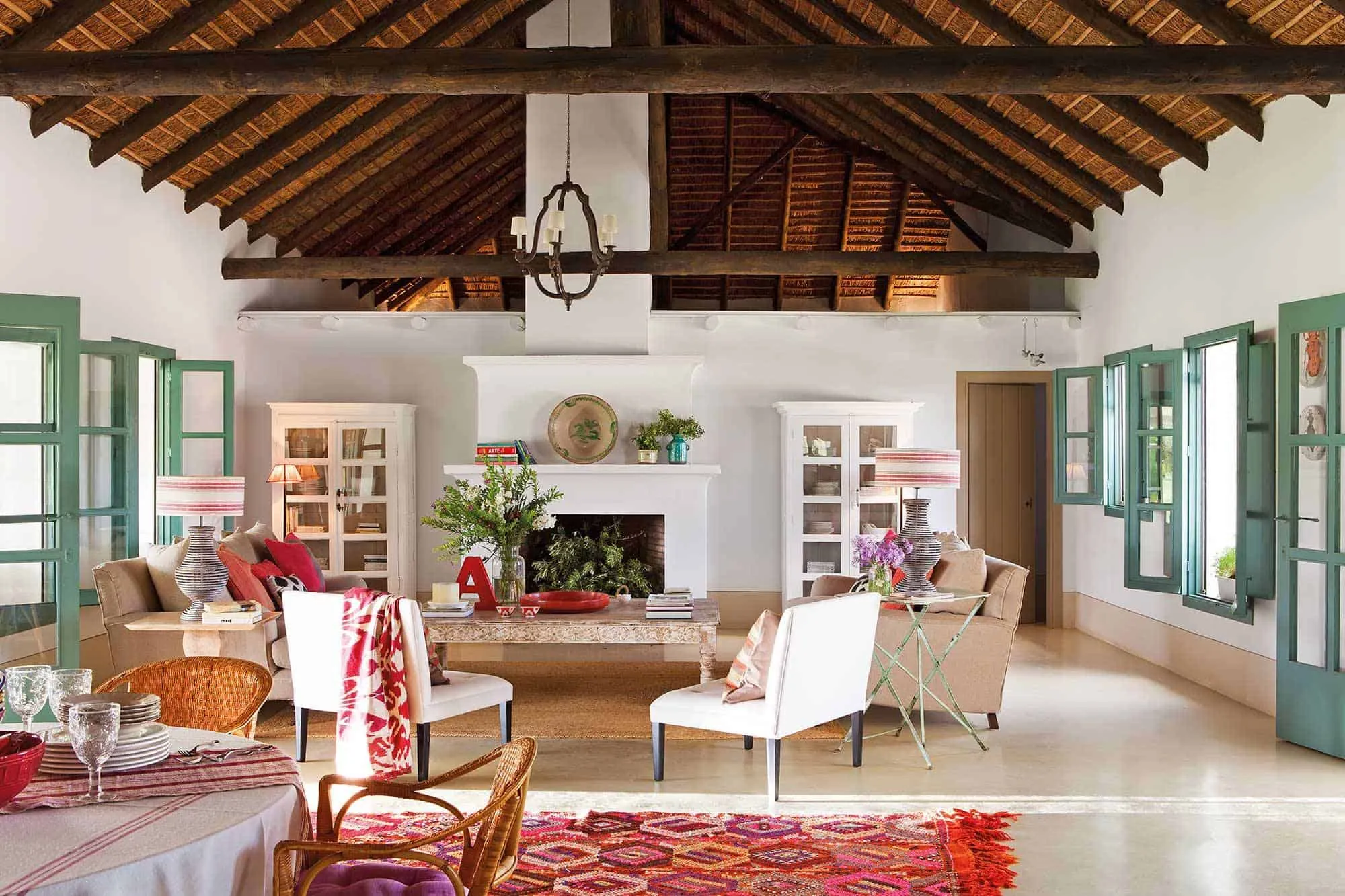 DOS ARMARIOS ABIERTOS Y LACADOS COINCIDENTES