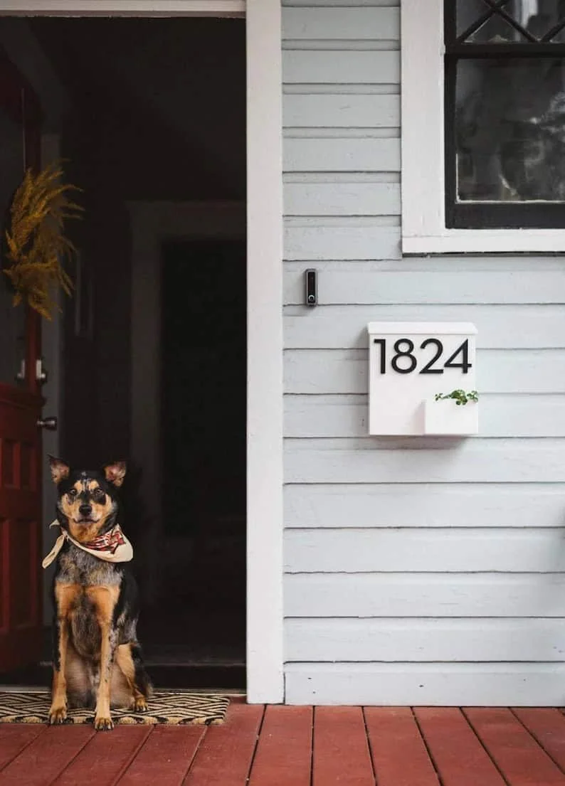 13. Buzón blanco moderno