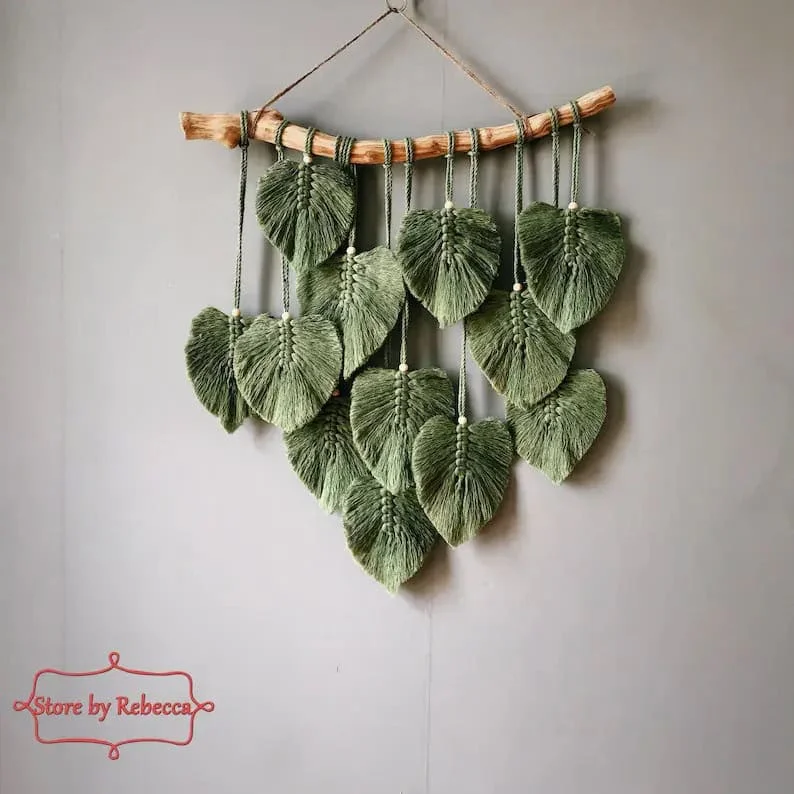 13. Decoración colgante de macramé con hojas verdes