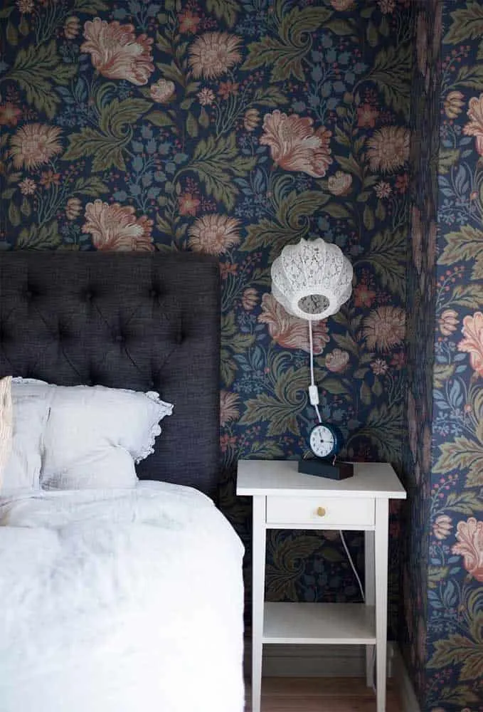 Преимущества использования цветной обойи в доме