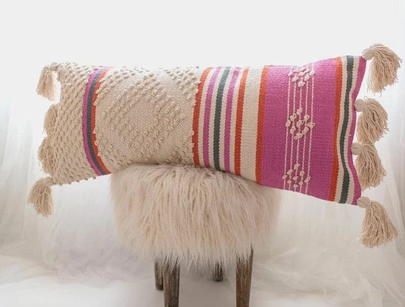 10. Almohada estilo boho con tonos crema y rosa