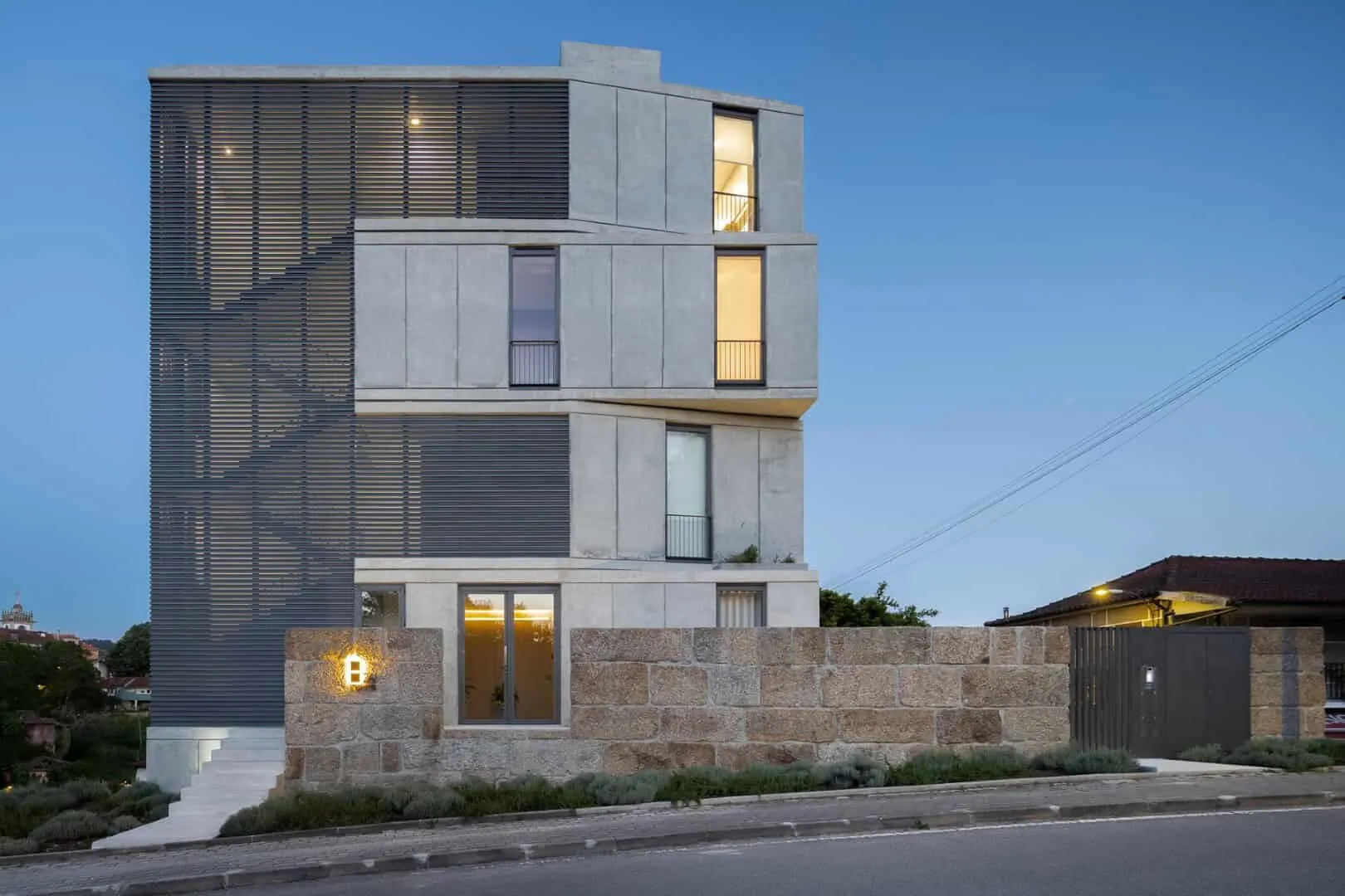 Budynek 261 autorstwa Just an Architect w Amarante, Portugalia Budynek 261 autorstwa Just an Architect w Amarante, Portugalia