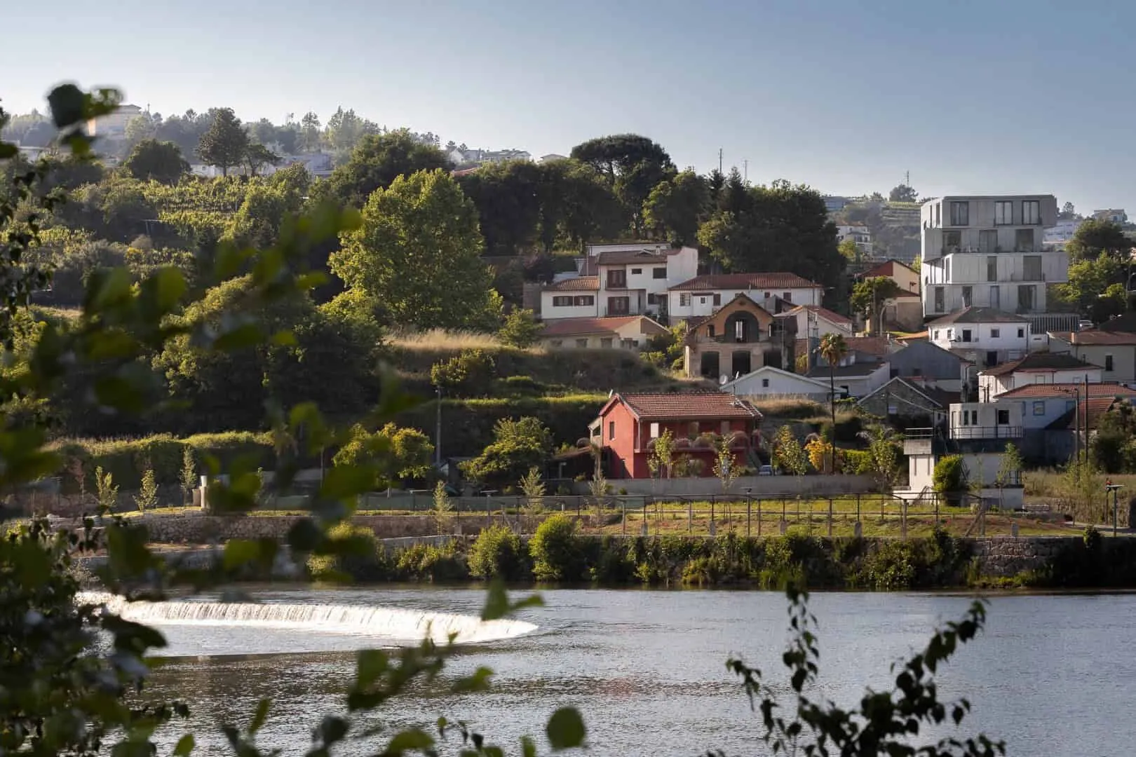 Budynek 261 autorstwa Just an Architect w Amarante, Portugalia Budynek 261 autorstwa Just an Architect w Amarante, Portugalia