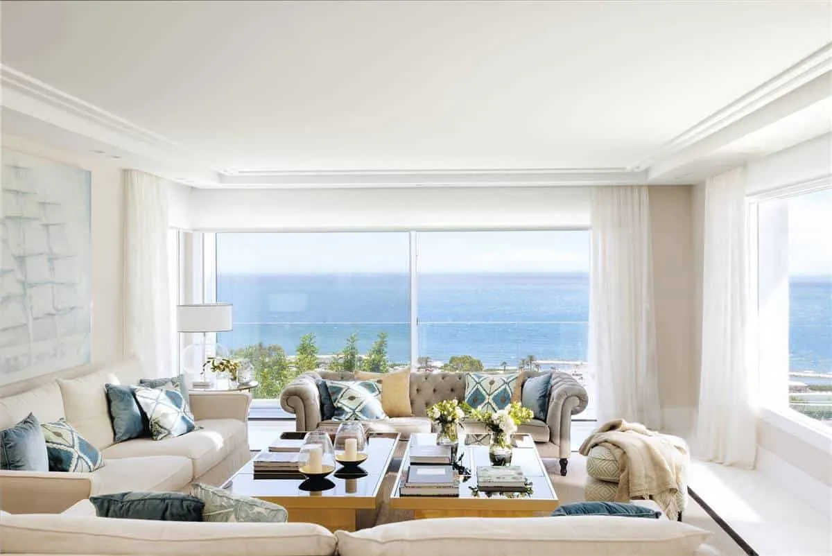 白色底座配花卉装饰的海滩别墅