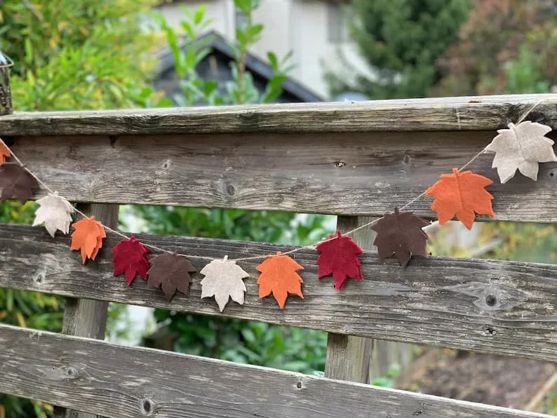 8. 带秋叶的彩灯