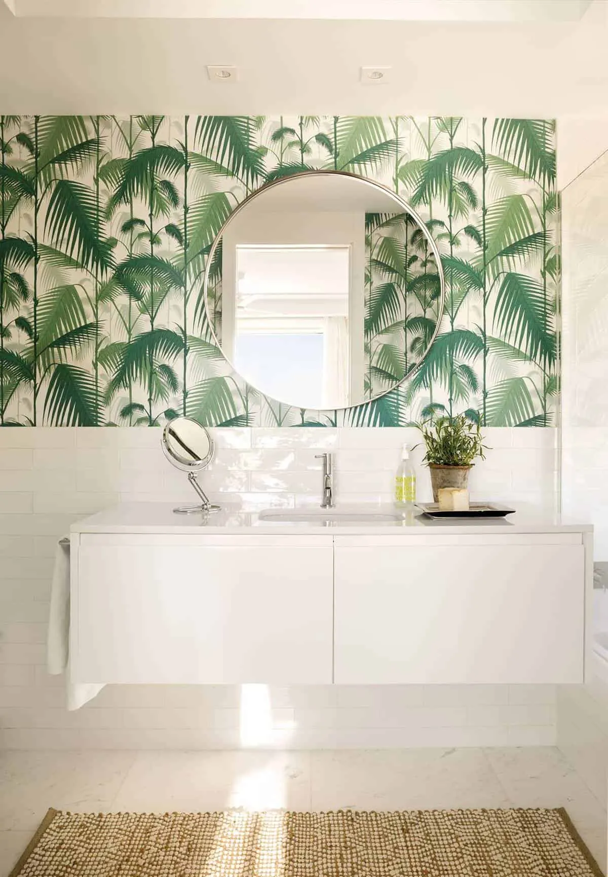 白色底座配花卉装饰的海滩别墅