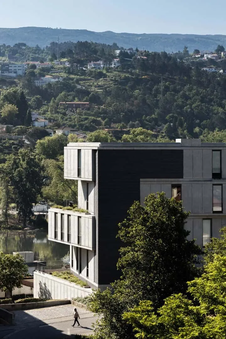 Budynek 261 autorstwa Just an Architect w Amarante, Portugalia Budynek 261 autorstwa Just an Architect w Amarante, Portugalia